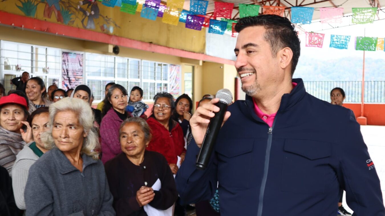 Apoya Daniel Andrade con cacao y azúcar a en Santa Mónica, Oxpantla y Soyatla.