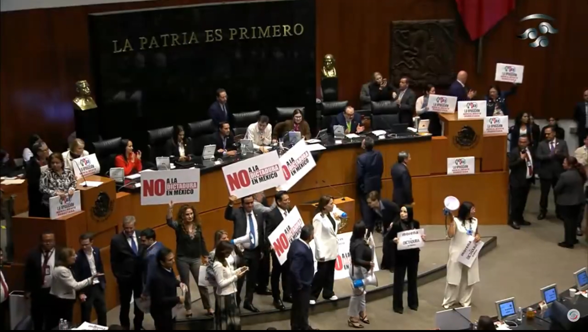 Aprueba Senado reforma que prohíbe impugnar la Constitución.