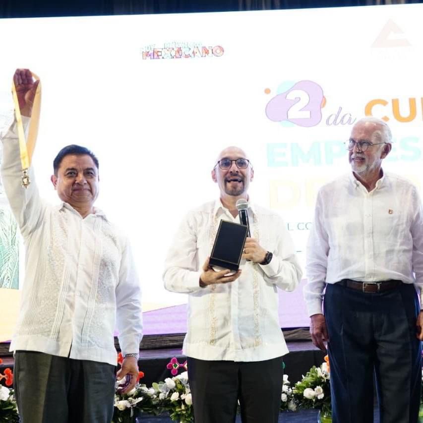 Andrés Velázquez entrega reconocimiento a gobernador de Nayarit