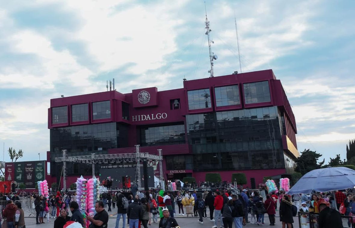 Adiós, colores partidistas en edificios públicos.