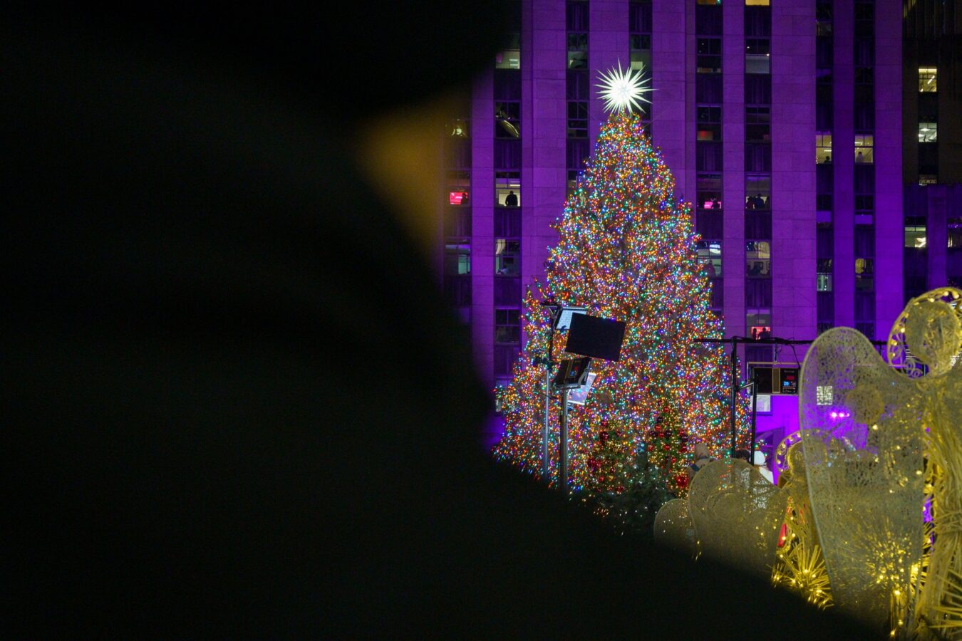 Encienden tradicional árbol de Rockefeller Center