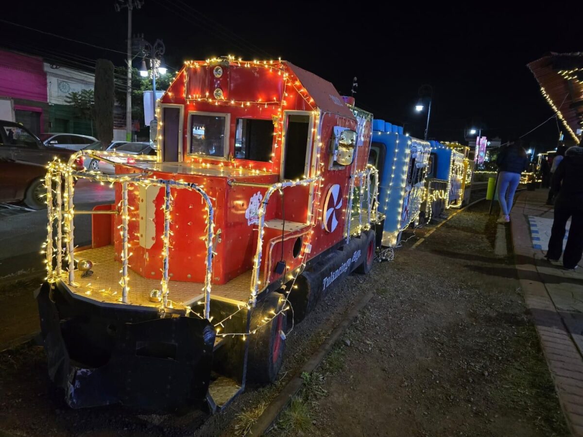 Encienden las luces de la Villa Navideña en Tulancingo