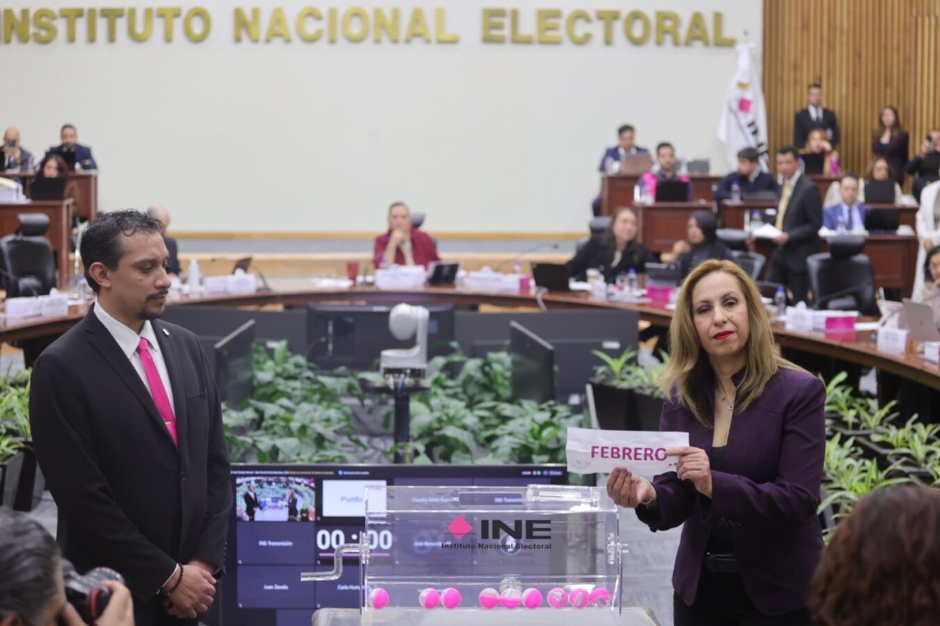 Nacidos en febrero y mayo, a casillas: INE