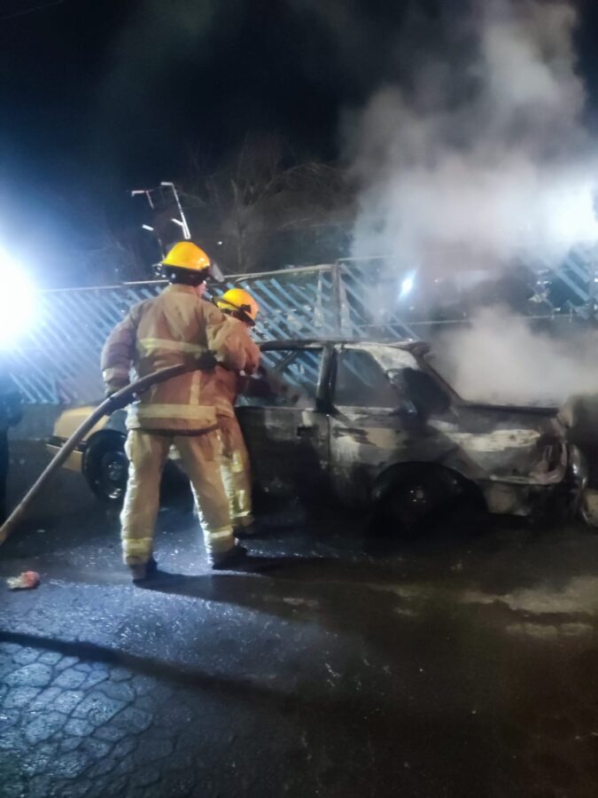 Atienden incendio vehicular en colonia de Tulancingo