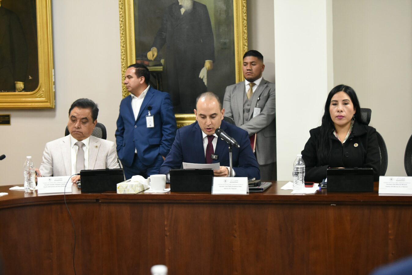 Aprueba Congreso ampliar periodo ordinario de sesiones.