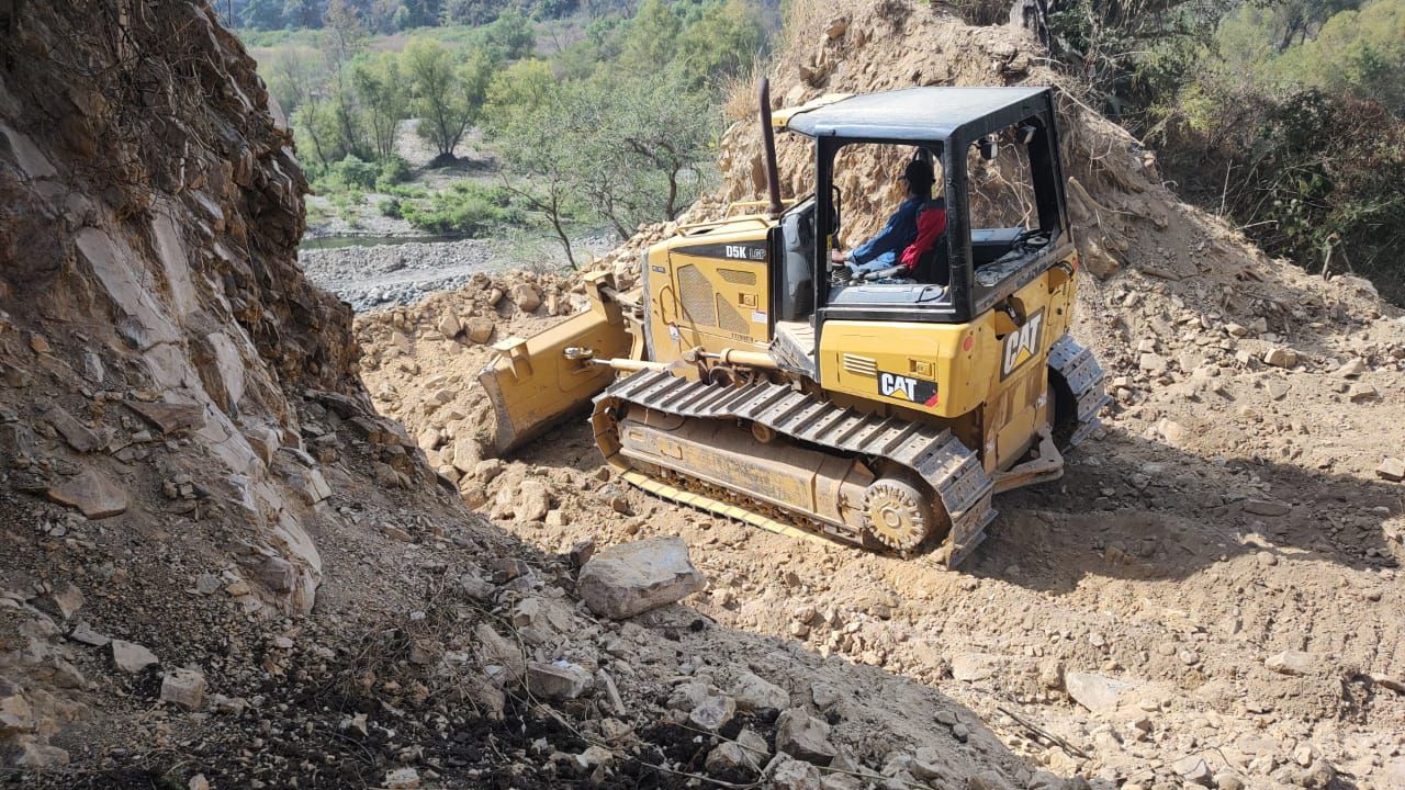 Entrega alcalde de Huasca rehabilitación de camino