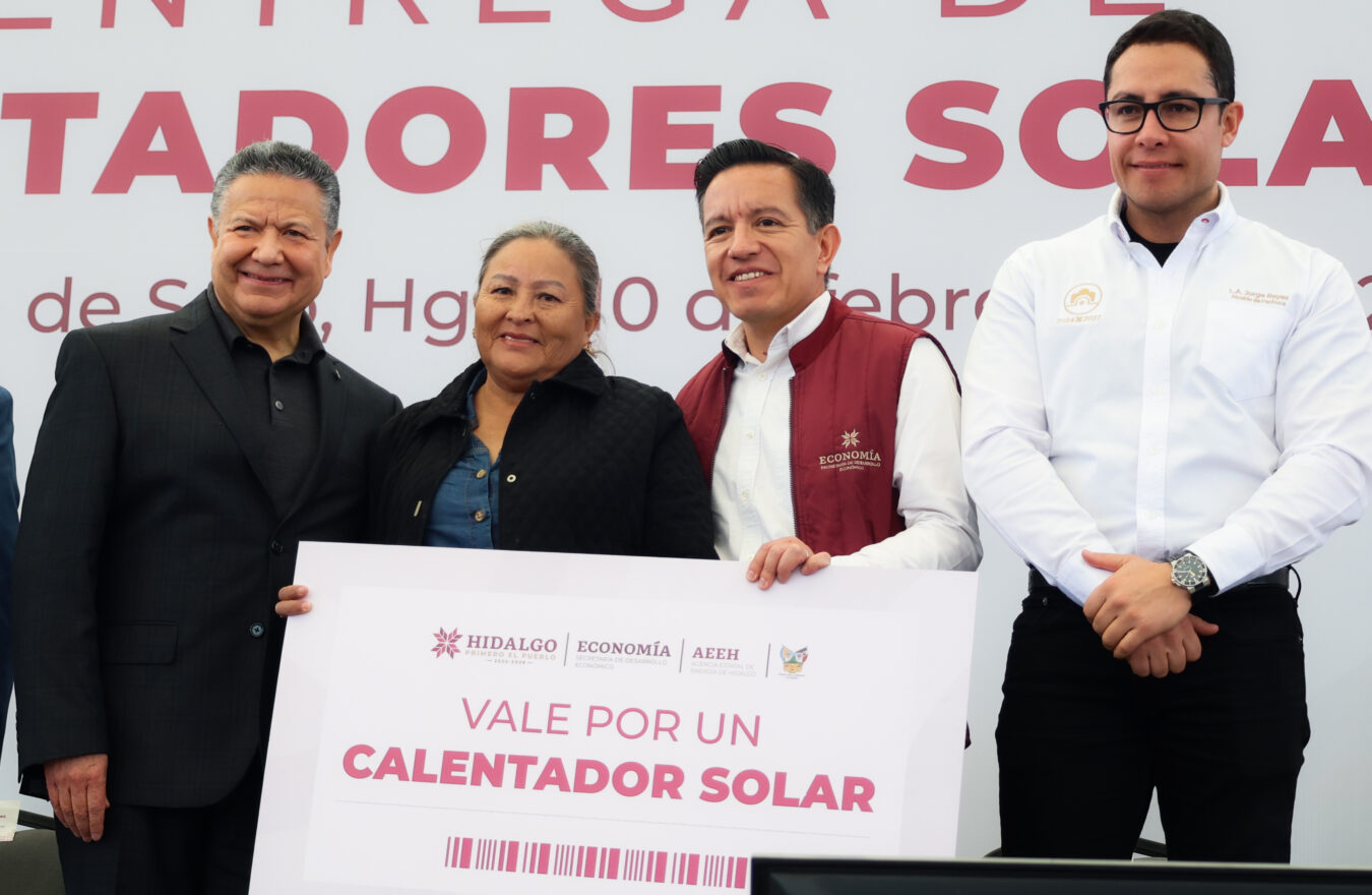 Encabeza Julio Menchaca entrega de calentadores solares