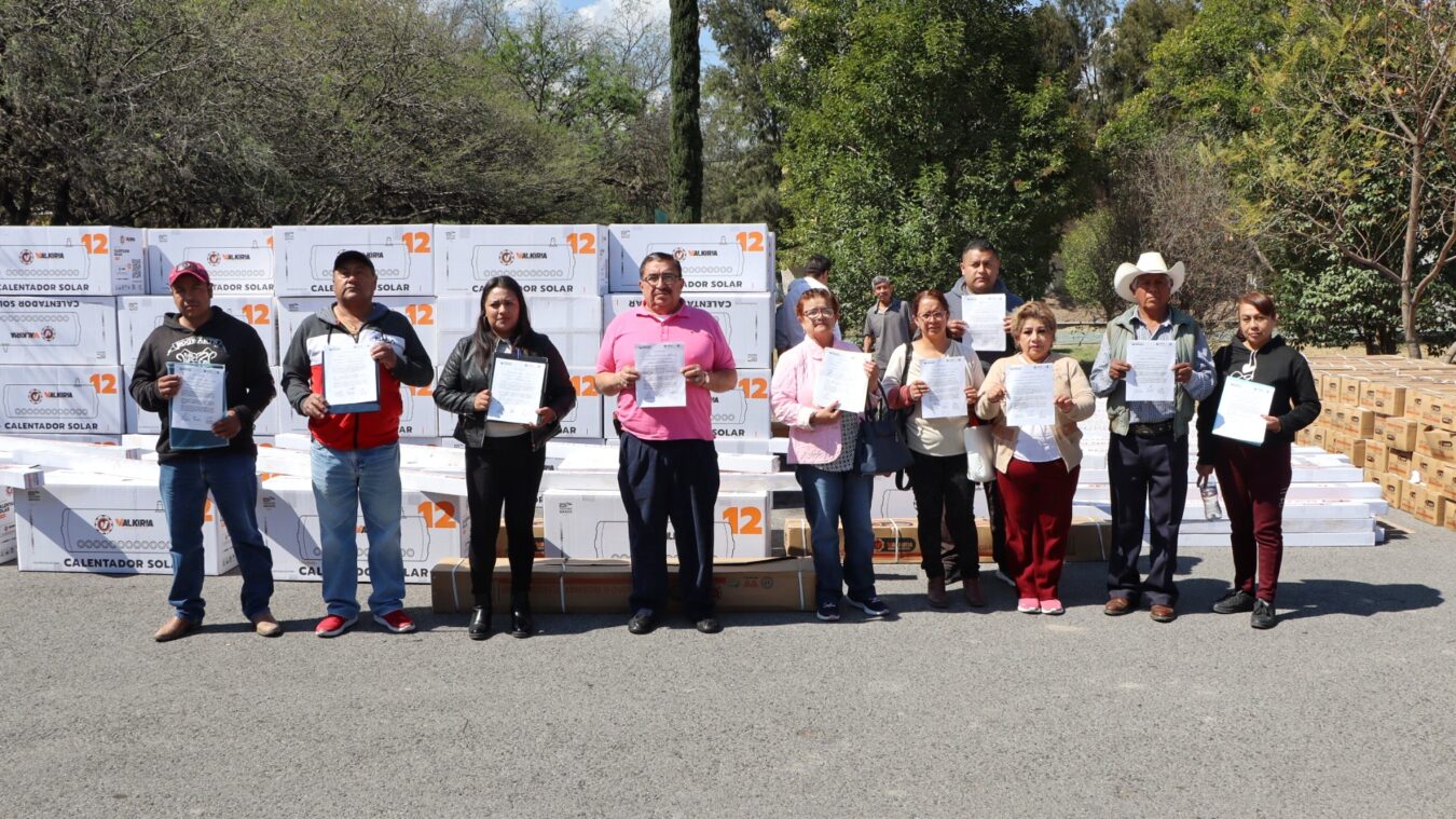 Entrega de calentadores solares gracias a Energía para el Bienestar 