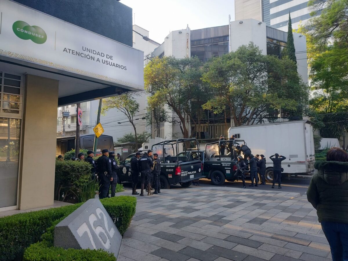 Protestan trabajadores de la Condusef por despidos.