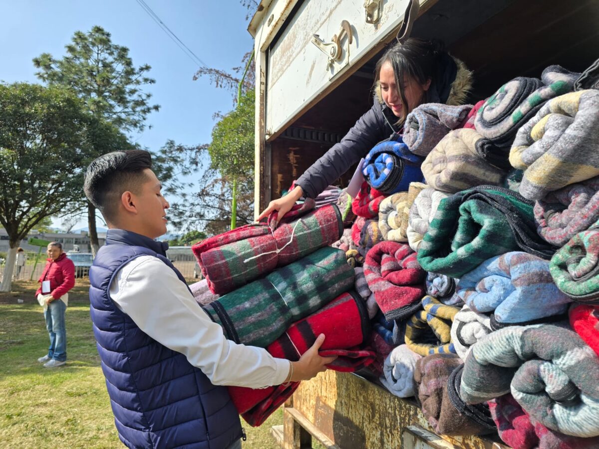 Entregan en Tulancingo cobijas y despensas