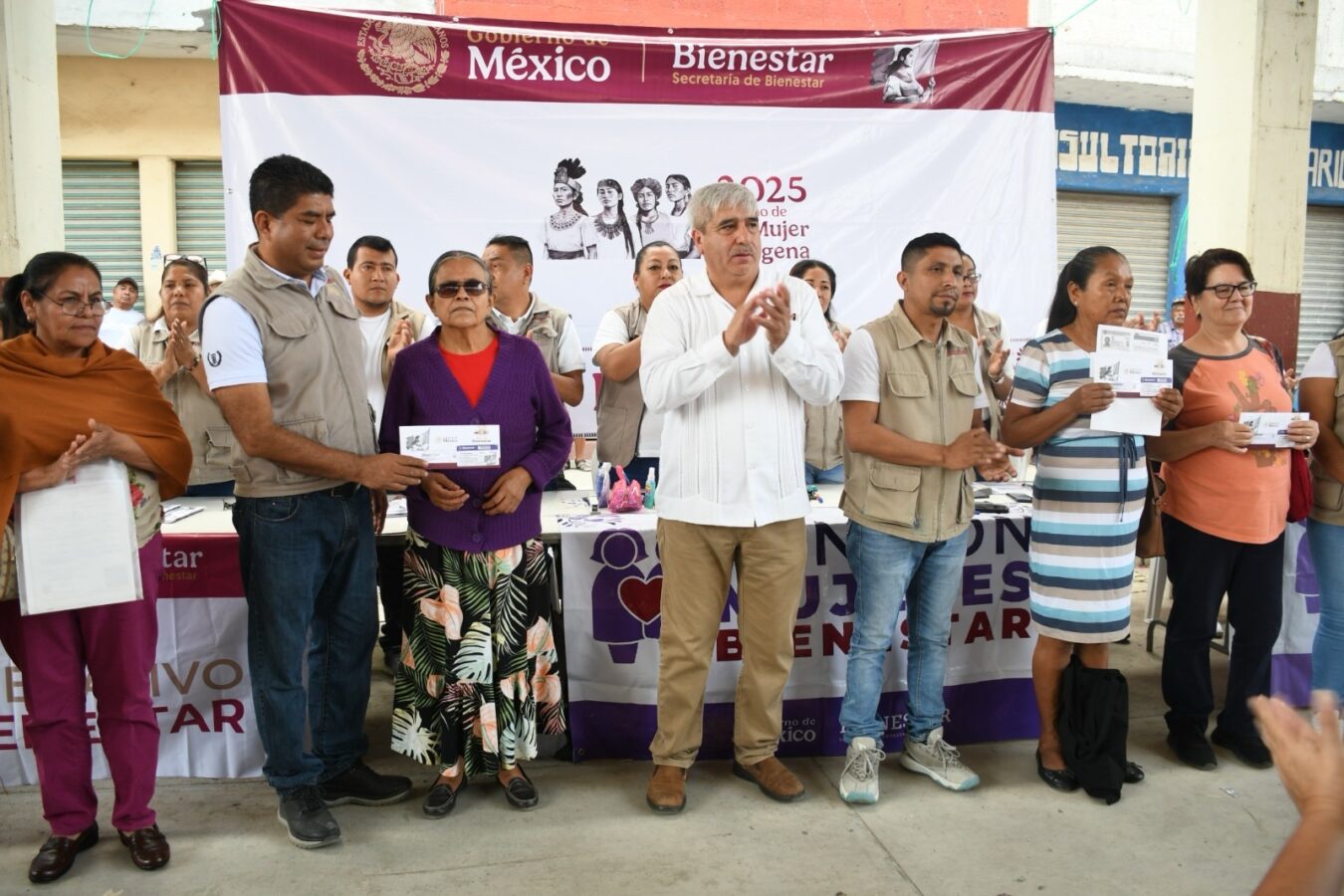 Entrega de tarjetas de la Pensión Mujeres en la Huasteca