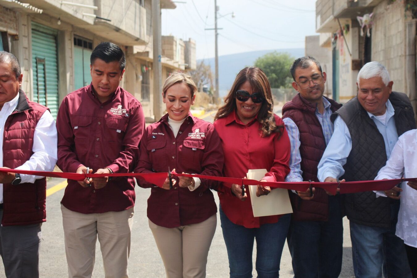 Inauguran en Tepeji del Río pavimentación de la calle Revolución de El Caracol