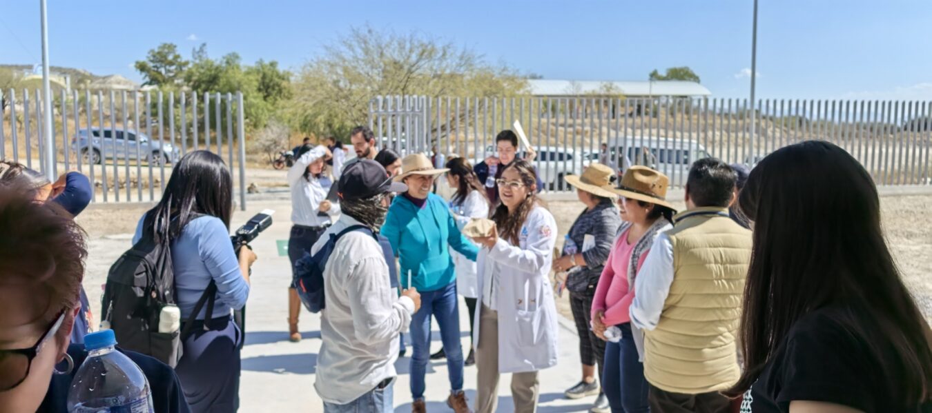 Visita y entrega de equipo en el Centro de Salud de Dexthi San Juanico