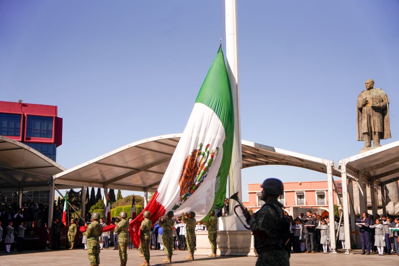 Conmemora Julio Menchaca el Día de la Bandera