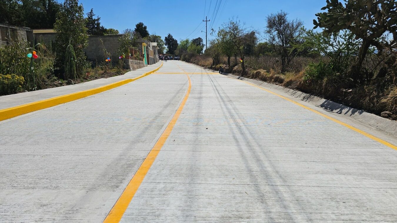 Entrega Tania Valdez pavimento hidráulico en la calle Antiguo Camino México–Querétaro