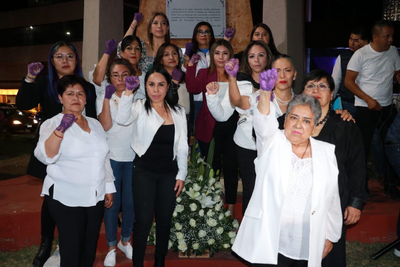 Panistas hacen guardia en el monumento a la mujer.