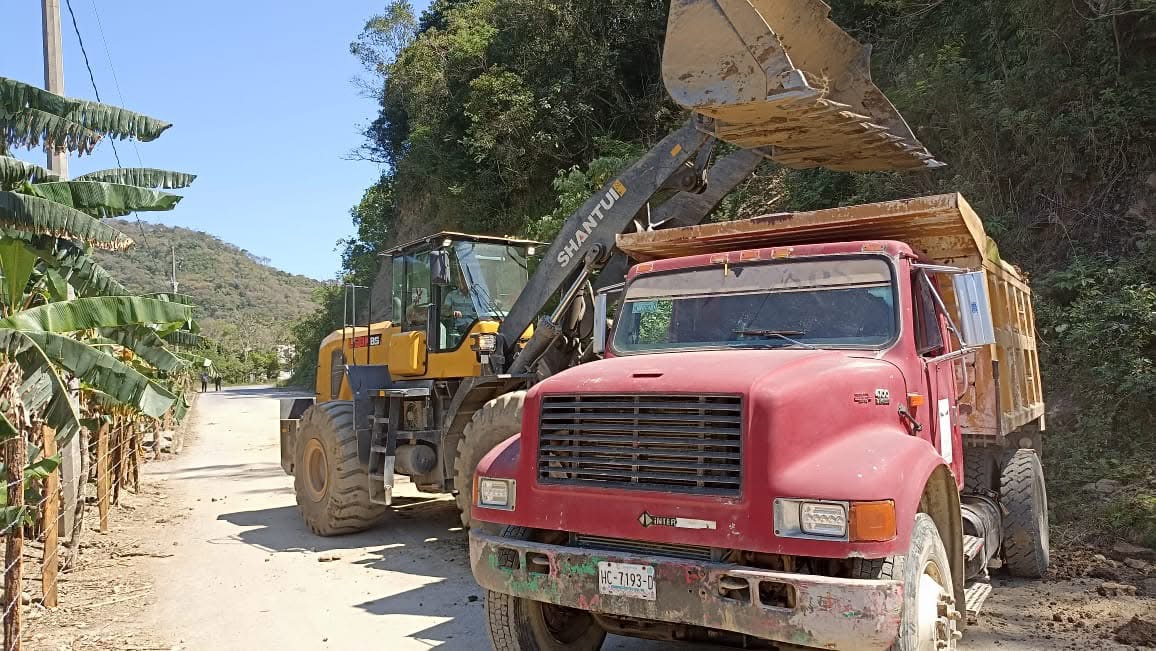 Retiran derrumbes en carreteras de la huasteca.