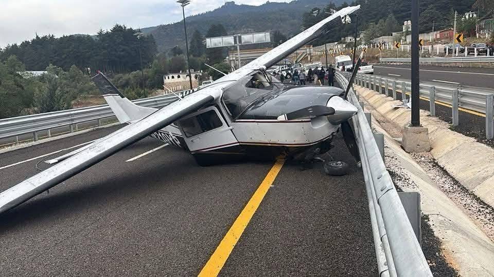 Cae avioneta en carretera nueva.