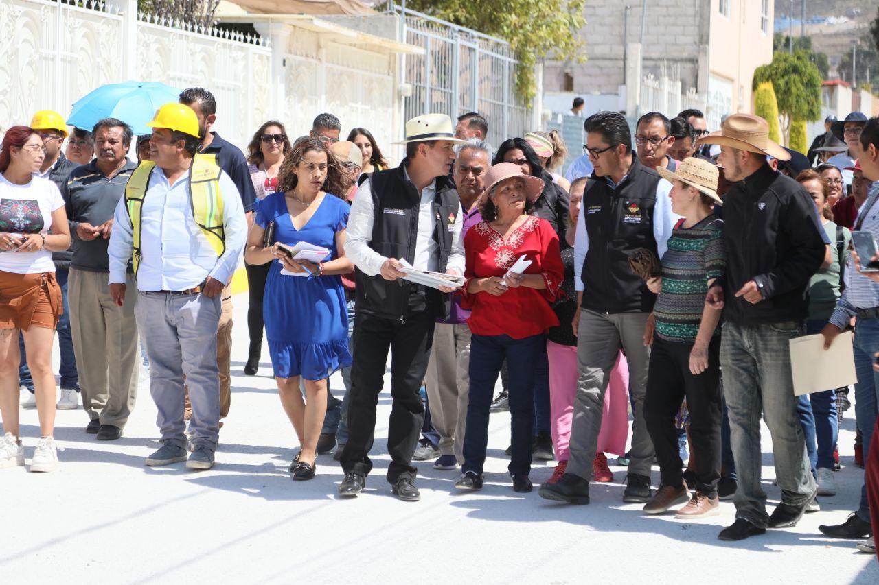 Entrega Eduardo Medécigo diversas obras en Azoyatla