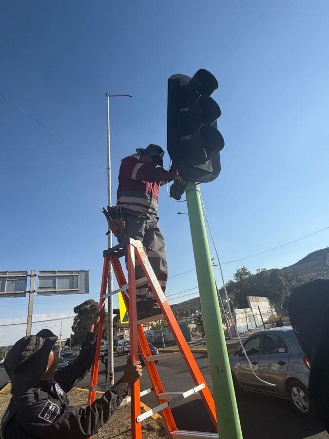 Repara ayuntamiento de Mineral de la Reforma semáforo de la colonia 11 de Julio