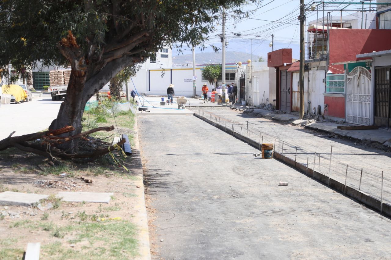 Supervisa Eduardo Medécigo obra de pavimentación hidráulica en fraccionamientos del sur