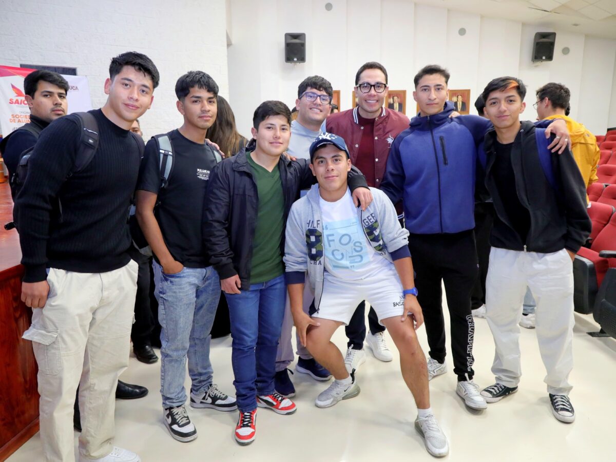 Comparte Jorge Reyes experiencias con alumnos de la UAEH