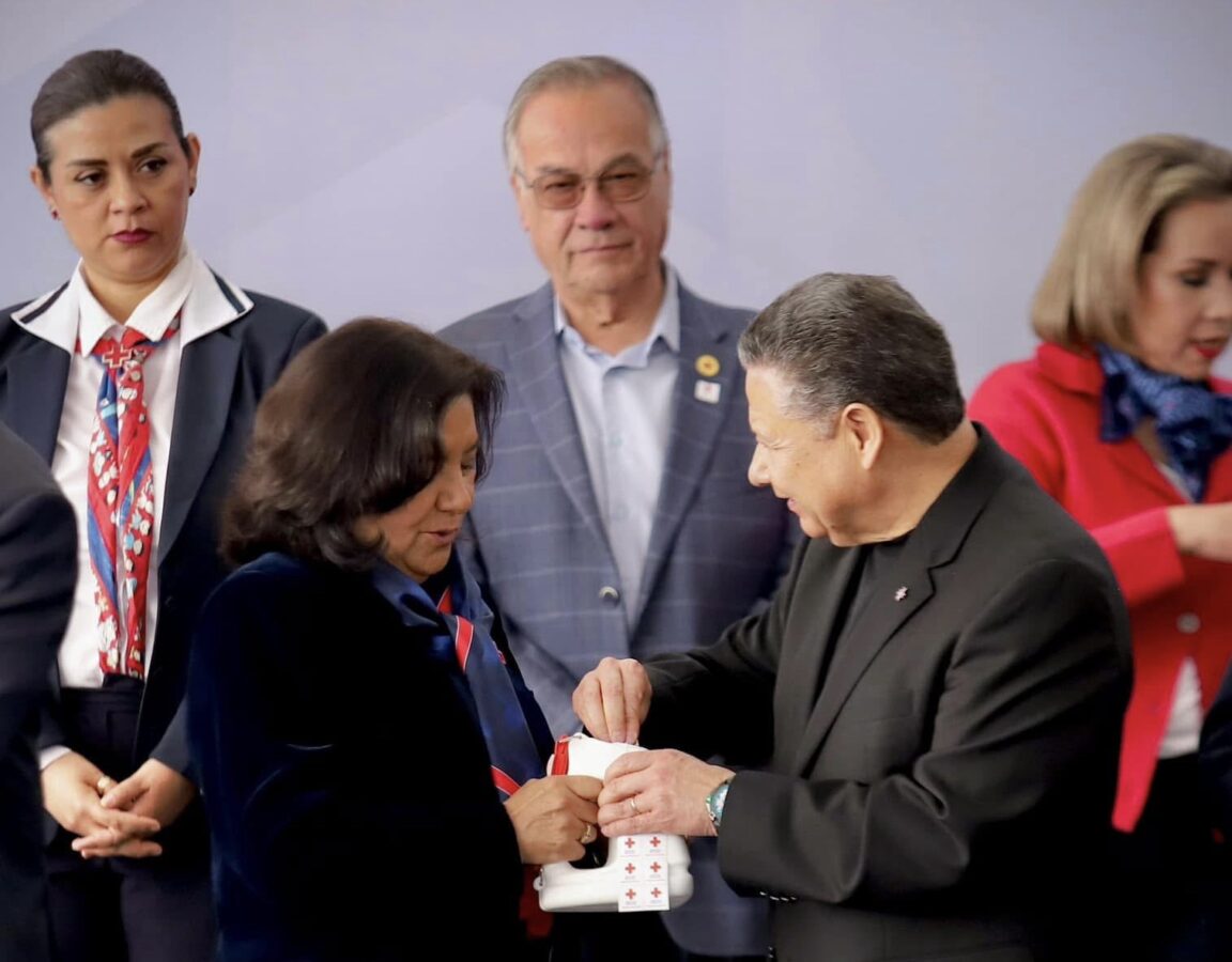 Julio Menchaca da inicio a la colecta anual de la Cruz Roja Mexicana en Hidalgo