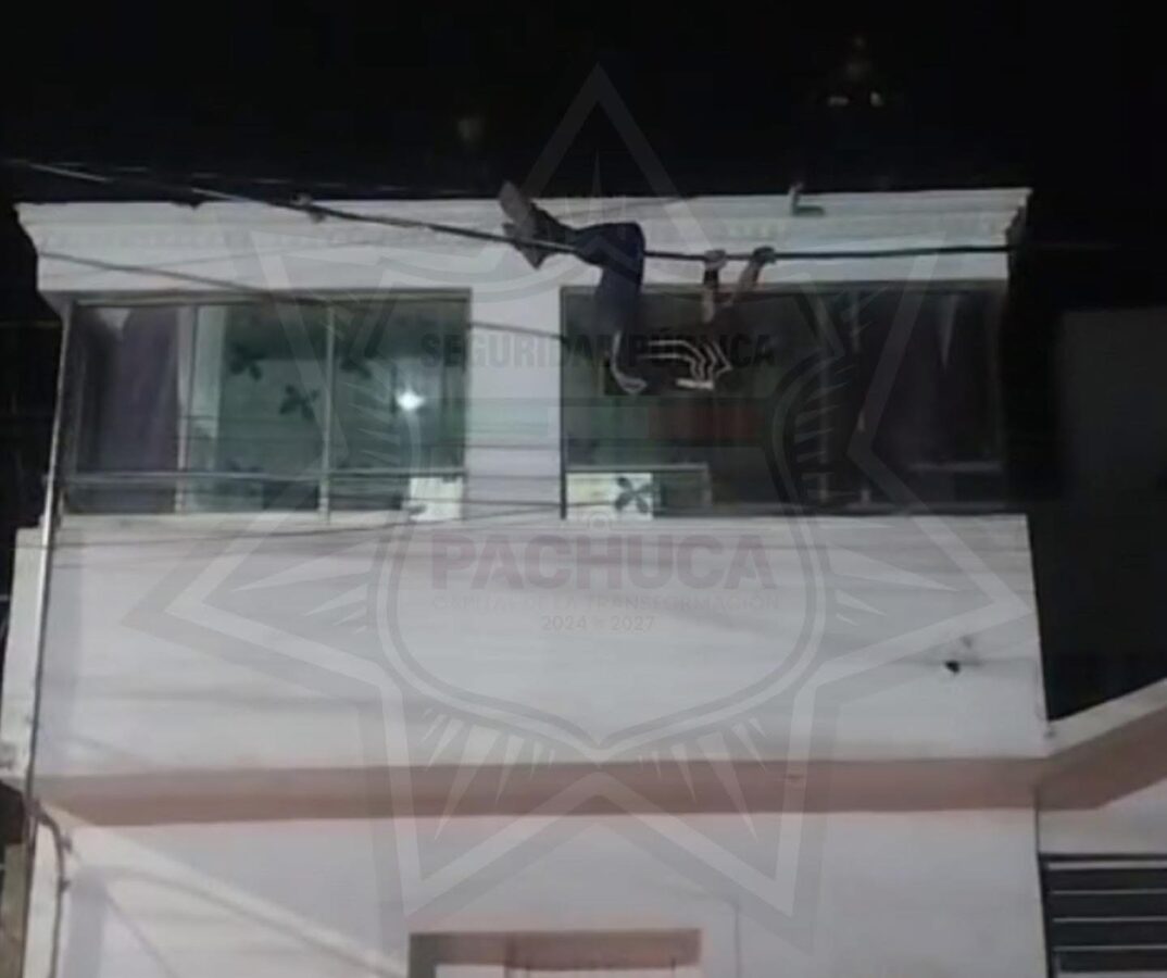 Rescata policía a joven colgado de ¡cables eléctricos!
