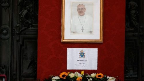 Franciscus, será la única inscripción y sin decoración de la tumba del Papa Francisco