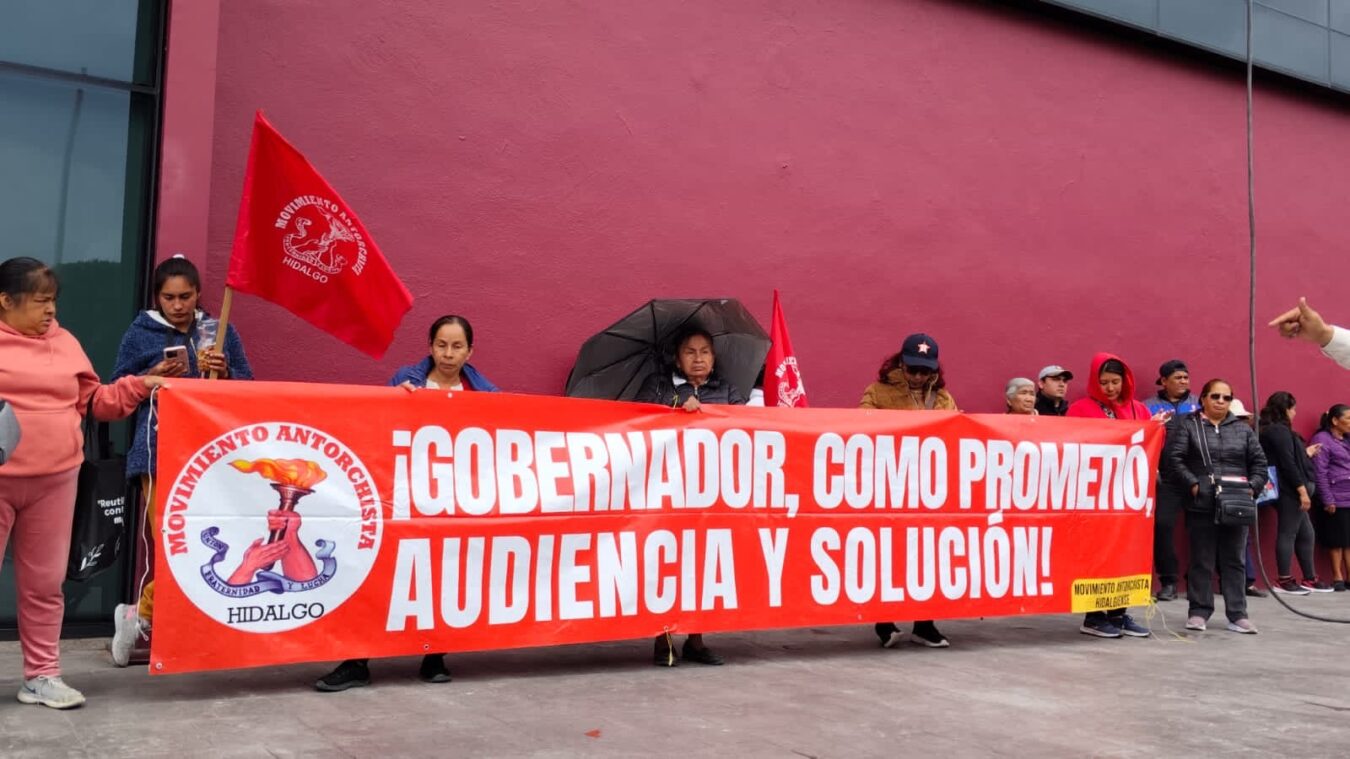 Se manifiestan antorchistas, en plaza Juárez, durante el desarrollo del Séptimo Anuncio de Inversiones