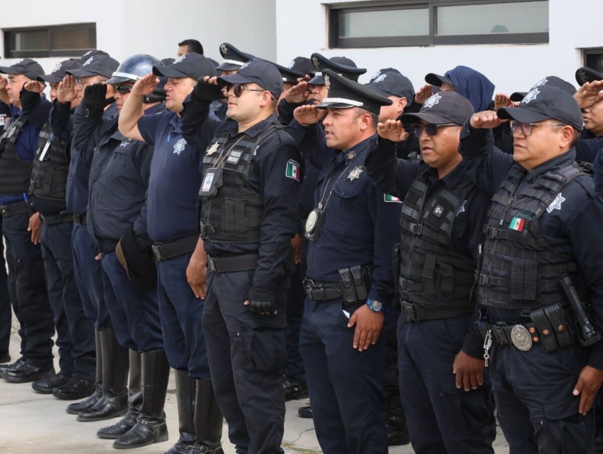 Entrega Eduardo Medécigo reconocimientos a policías y certificados a integrantes de la Unidad Canina K9