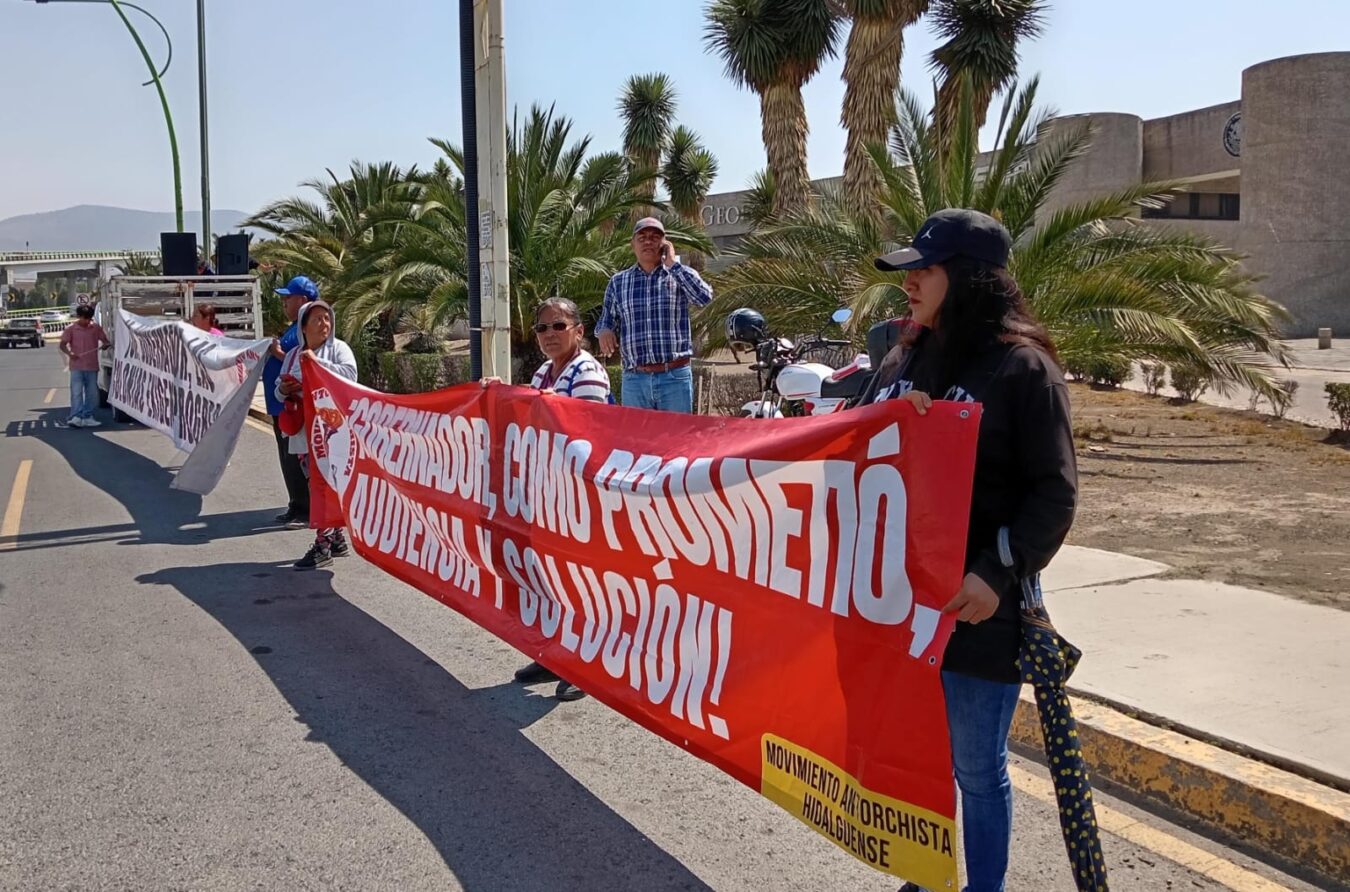 Se manifiesta Antorcha en las instalaciones de Obras Públicas estatal