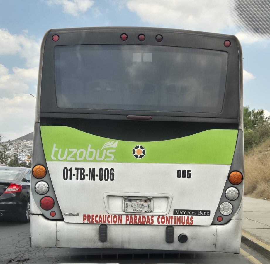 Unidad del Tuzobús circula ¡con placas vencidas!
