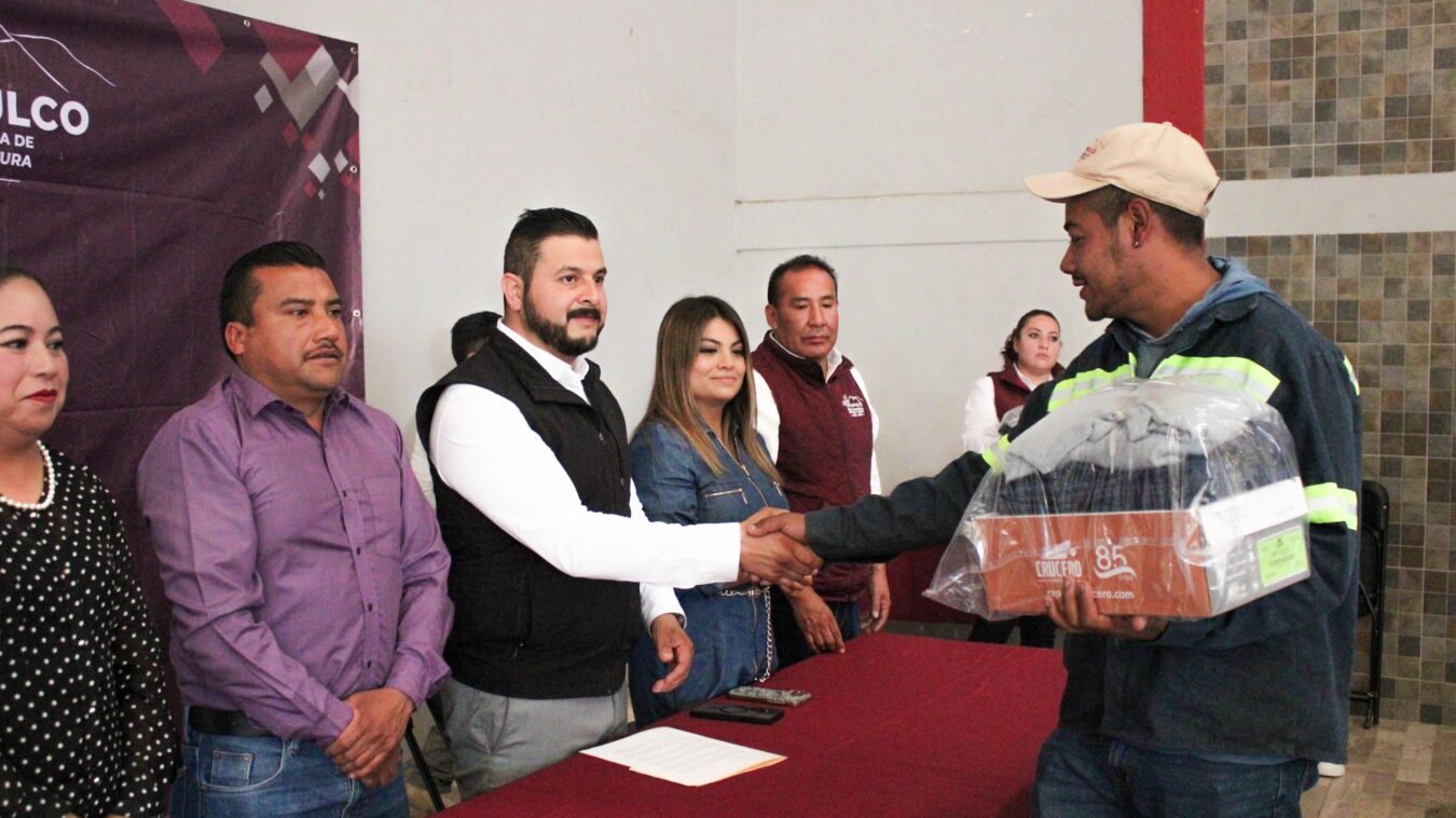 Entrega alcalde uniformes a personal sindicalizado de Tepeapulco