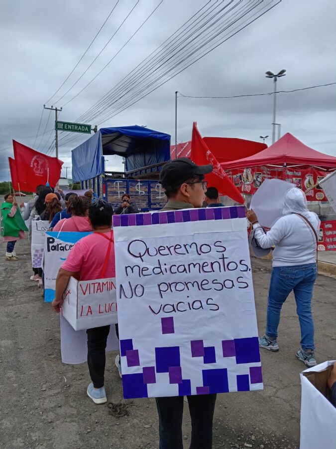 Denuncian antorchistas falta de medicamentos