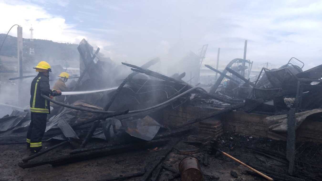Controlan incendio en Tulancingo, afecta un restaurante, una talachera y un domicilio