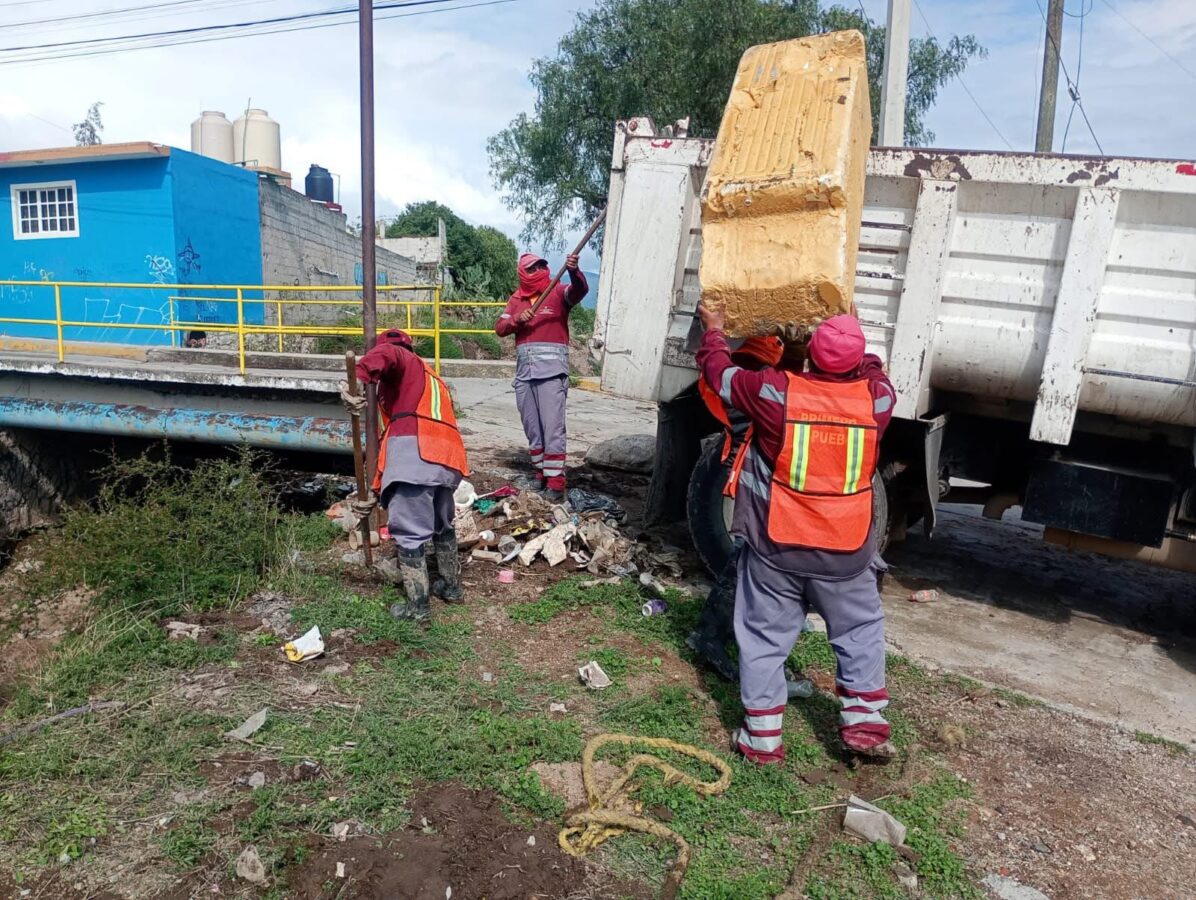 Retiran llantas, muebles y electrodomésticos del drenaje. 