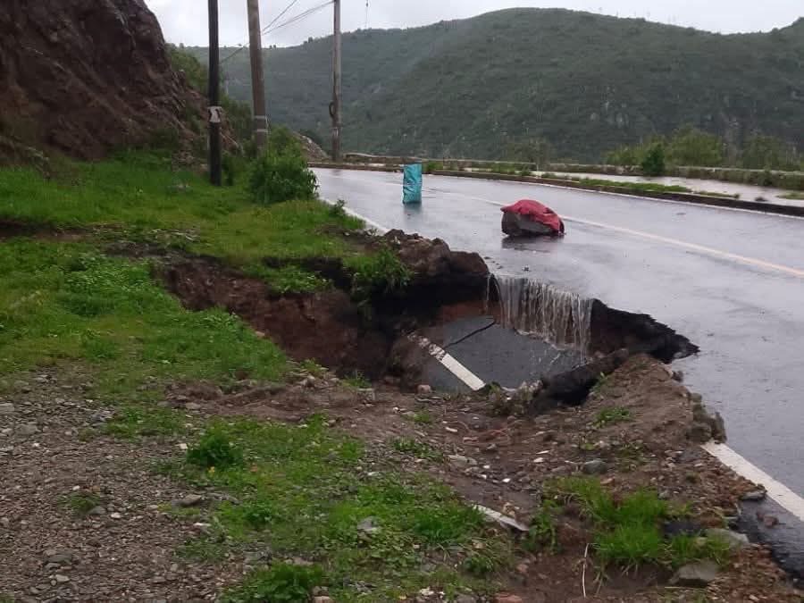 Acordonan socavón en carretera al barrio de Camelia.