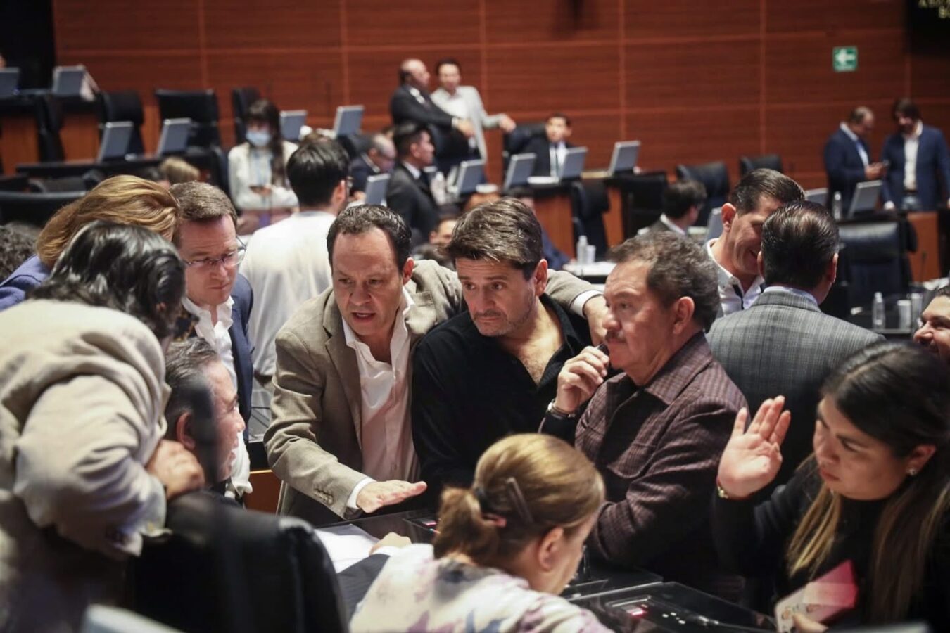 Asamblea concede licencia a cuatro senadores de Morena