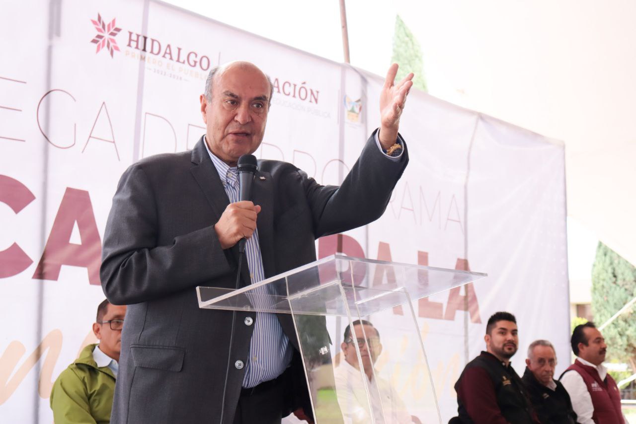 Natividad Castrejón entrega becas en Mixquiahuala