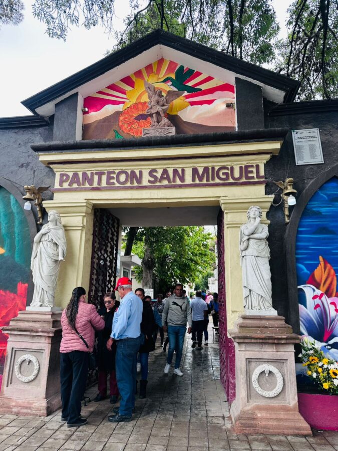 Encabeza Lorena García homenaje póstumo a padres en el panteón San Miguel