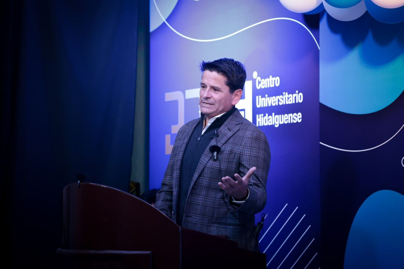 Lanza Cuauhtémoc Ochoa iniciativa para vincular a universitarios con actividad legislativa