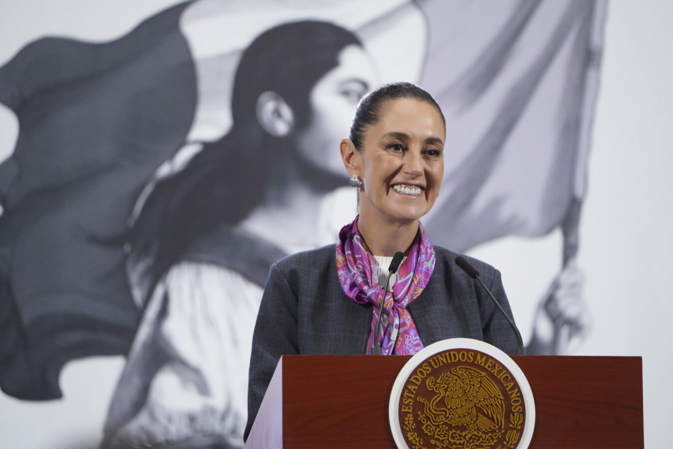 Le falta aprender sobre mujeres, dice Sheinbaum al Chicharito