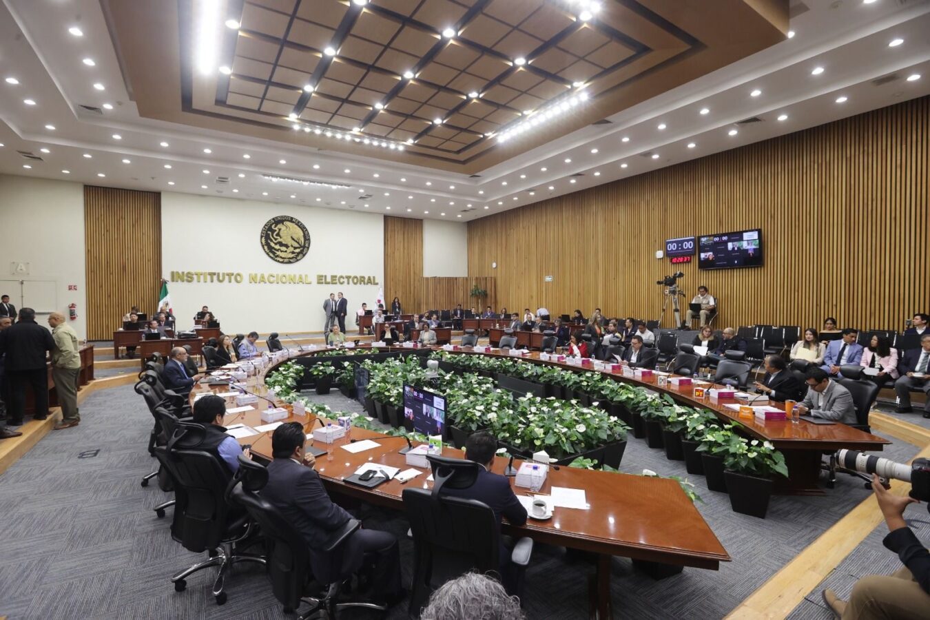 Sanciona INE por casi 32 millones de pesos a partidos políticos.