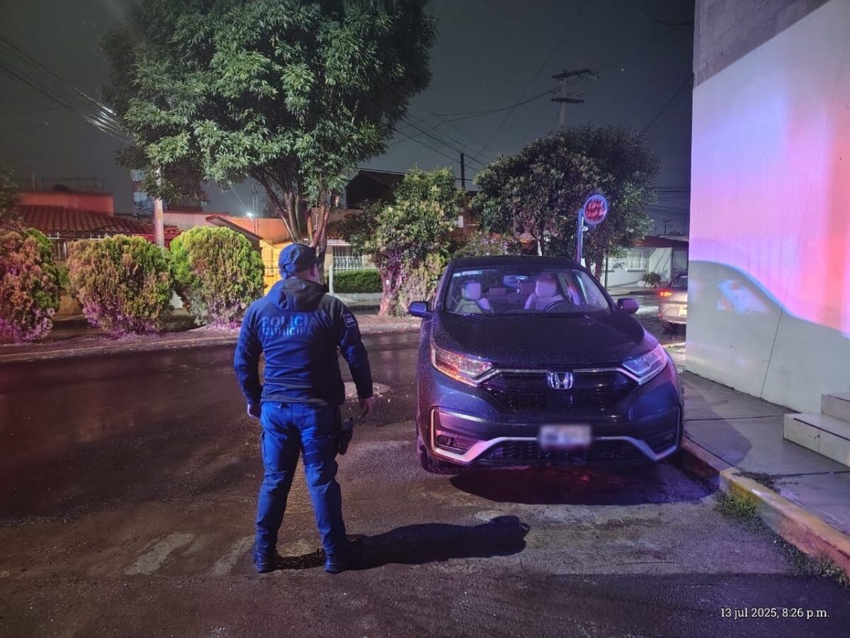 Mediante reporte en Segurichat, aseguran vehículo robado