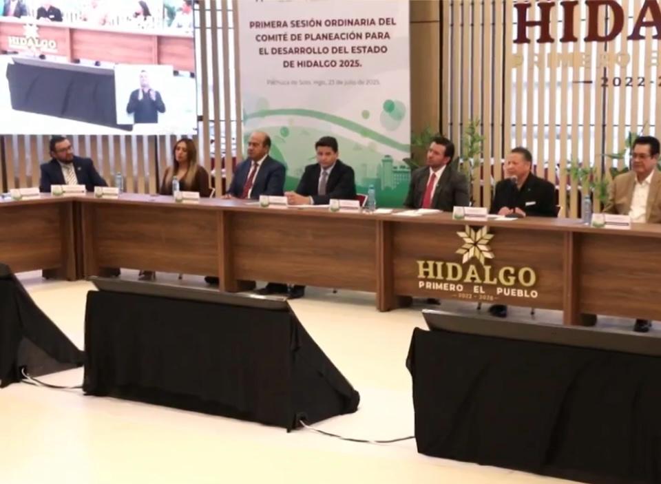 Toma Menchaca protesta a  nuevos integrantes del COPLADEHI