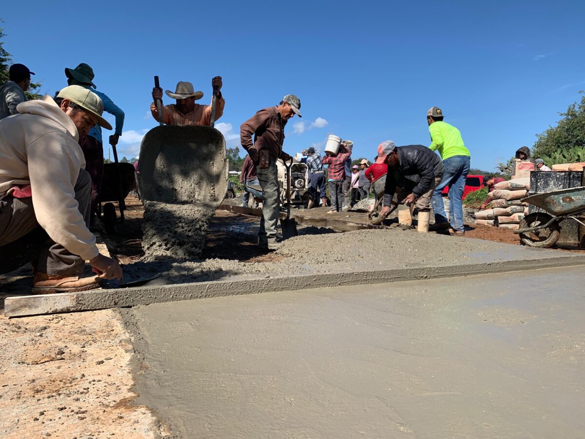 Encabeza alcalde de Huasca Faenas para la Construcción en Aguacatitla