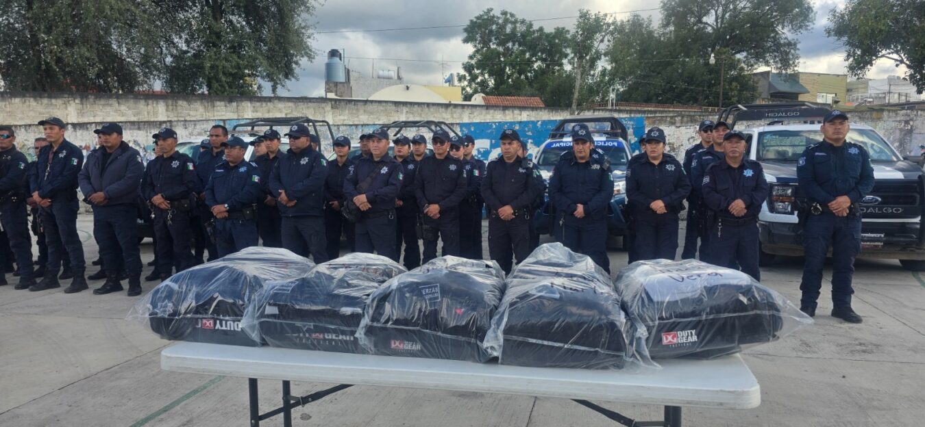 Entregan tercera dotación de uniformes a policías de Santiago Tulantepec