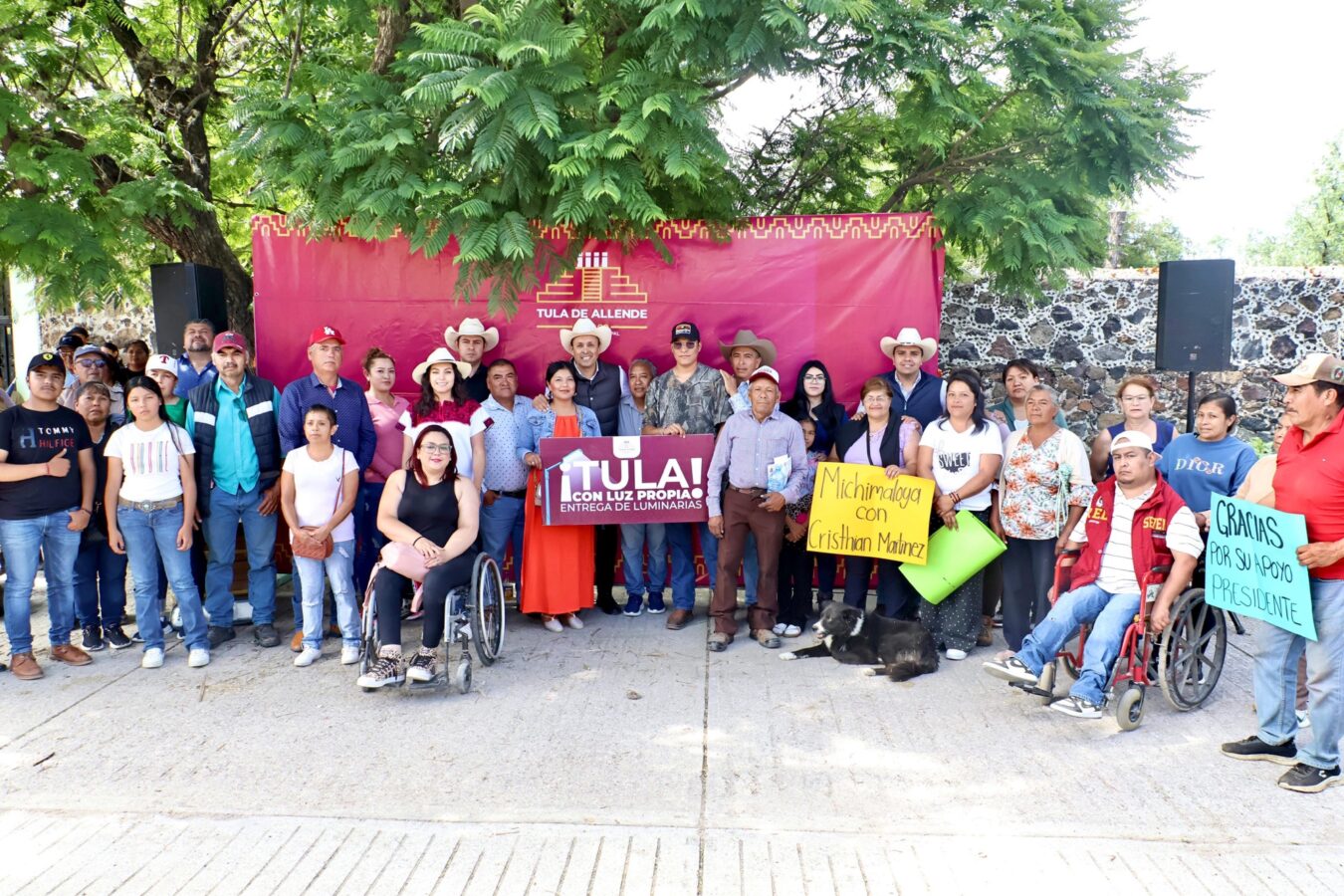 Entrega Cristhian Martínez luminarias y cemento en Santa Ana y Michimaloya