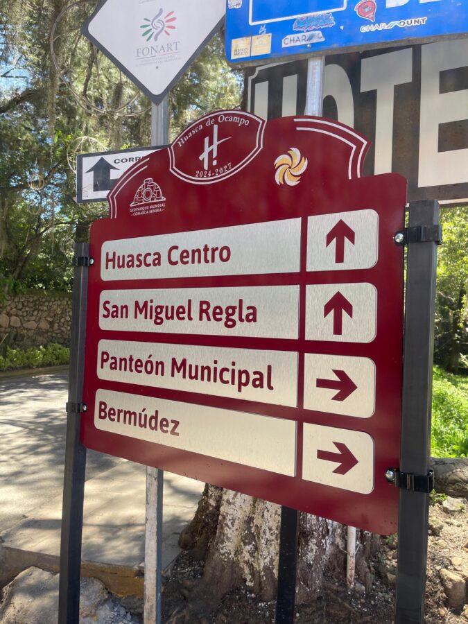 Instalan en Huasca de Ocampo nueva señalética para una mejor orientación e imagen del Centro Histórico